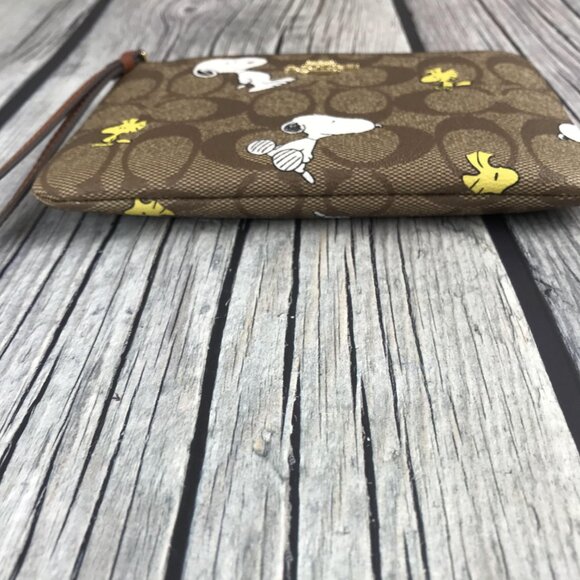 NWT Coach X Peanuts Corner Zip Wristlet Wallet With Snoopy & Woodstock - Picture 4 of 8